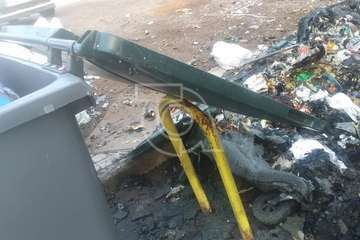 El vandalismo calcina un contenedor en Las Huesas (Telde)/TA.